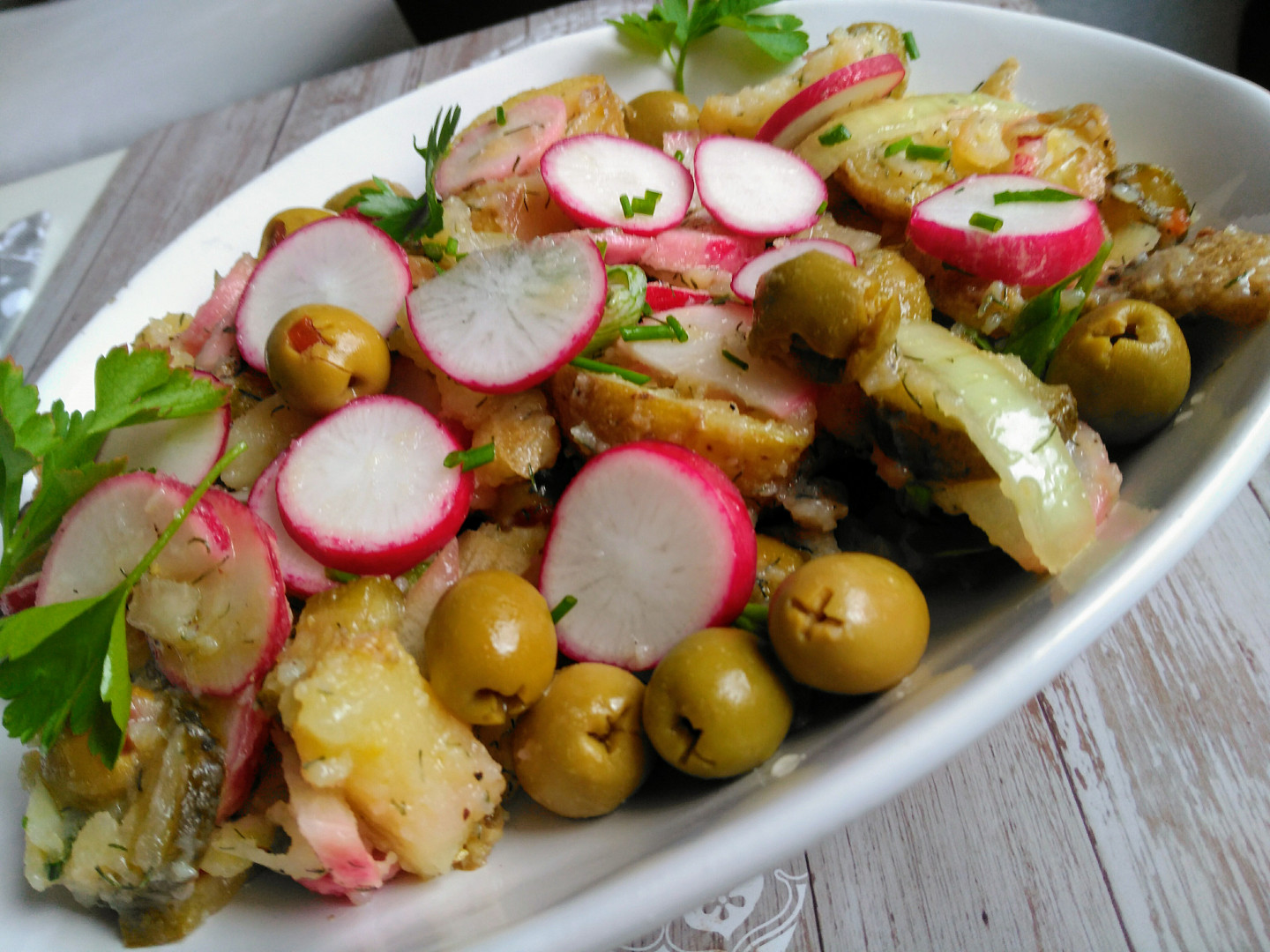 Barevný salát z pečených brambor s ředkvičkami a olivami