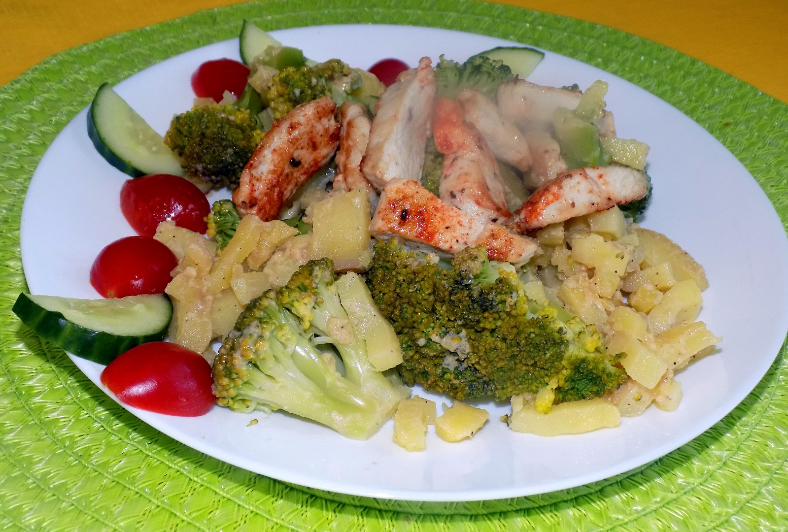 Brokolicovo-bramborový salát s kuřecím masem
