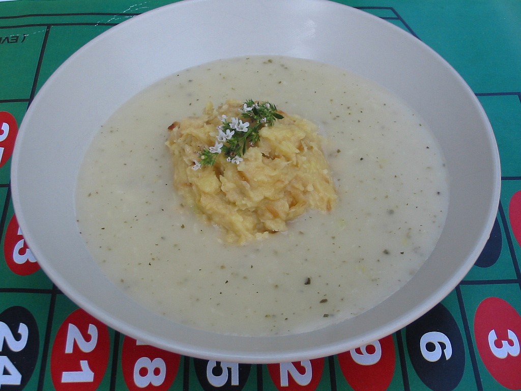 Česneková polévka s bramborovou kaší