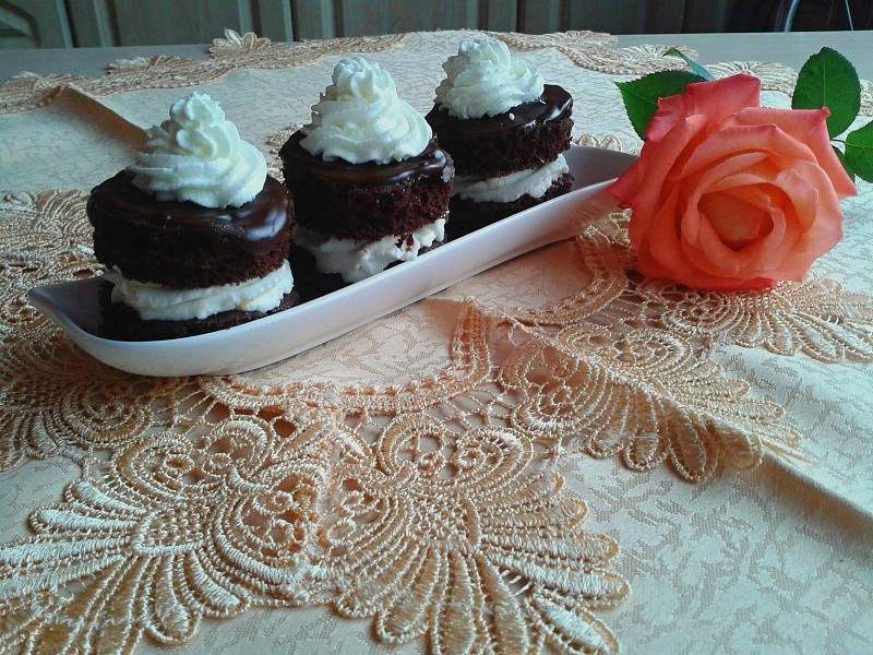 Čokoládové dortíky s tvarohovým krémem a šlehačkou