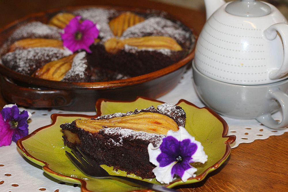 Čokoládovo - mandlový koláč s hruškami (bez mouky)