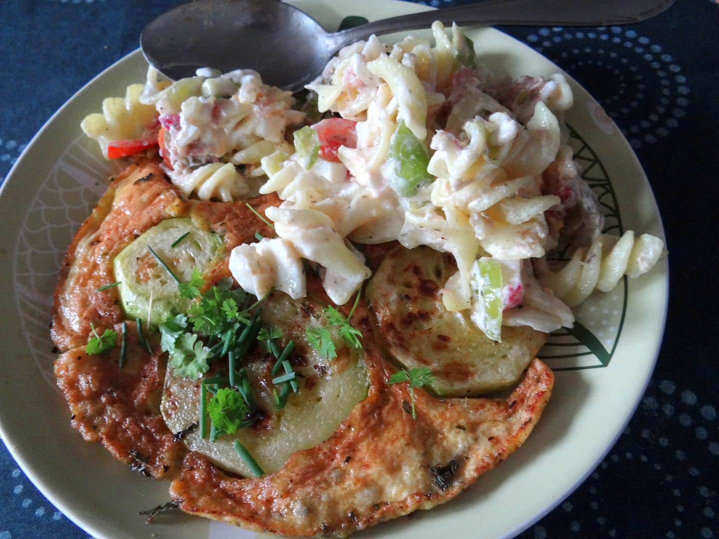 Cuketová omeleta s těstovinovým salátem