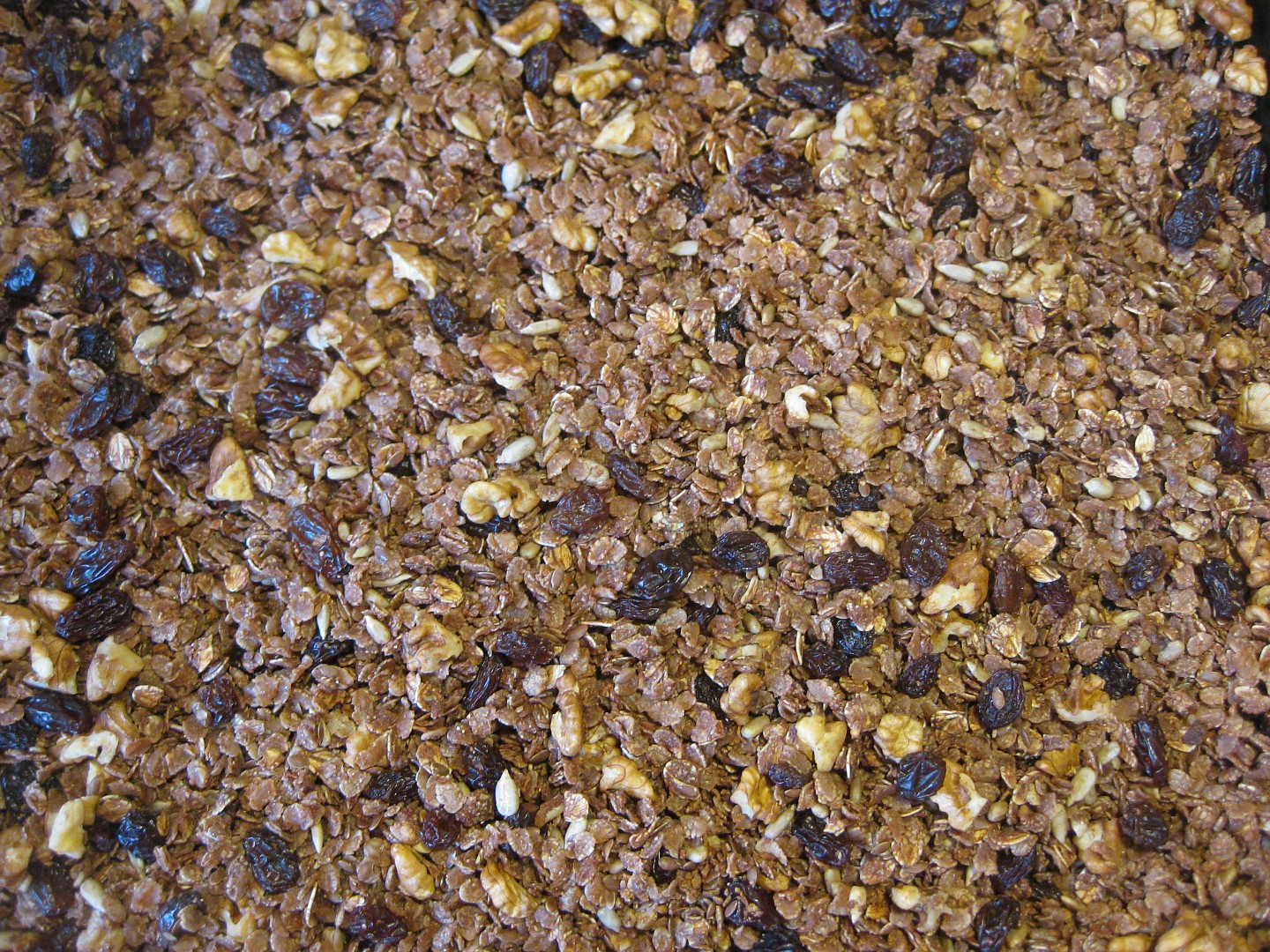 Domácí bezlepkové mussli s ořechy a datlovým sirupem