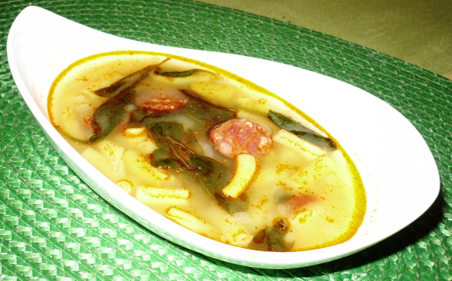 Fazolková polévka s klobásou a baby špenátem