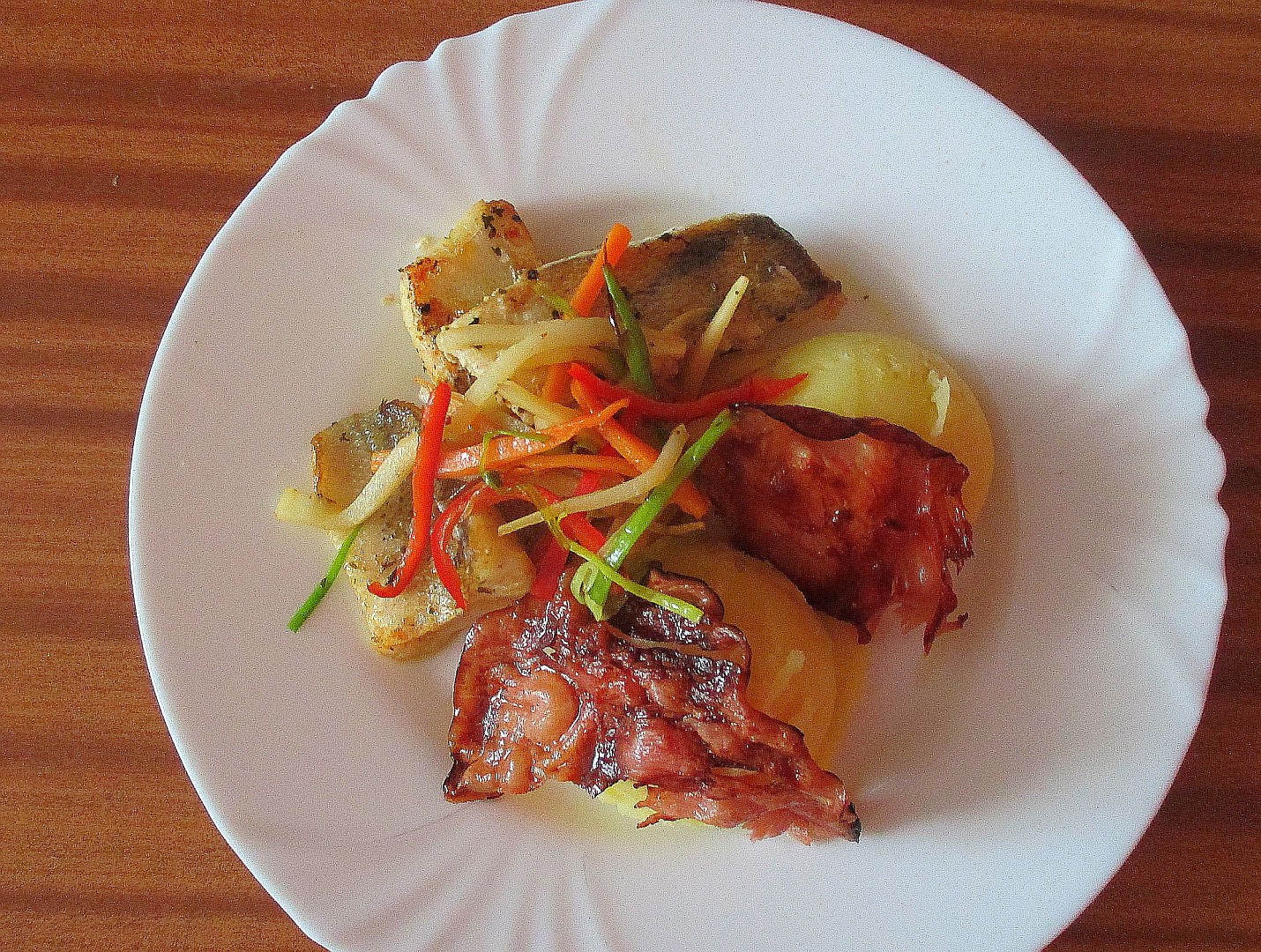 Filet z candáta se zeleninovým julienne a šťouchanými brambory