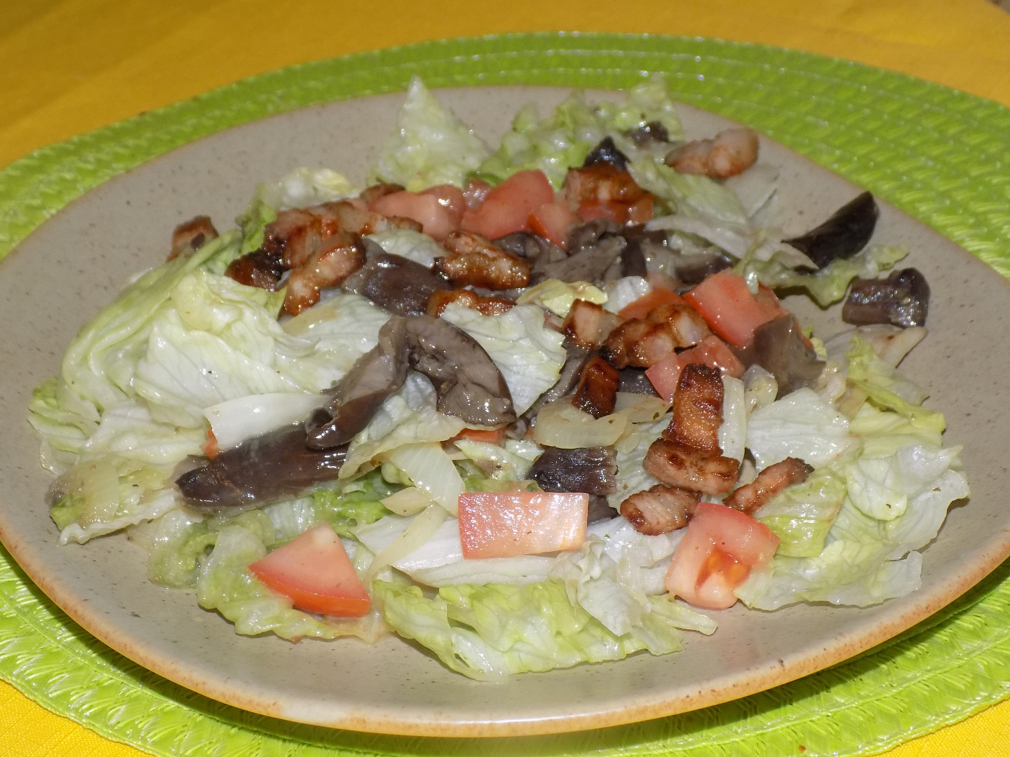 Hlávkový salát s houbami a slaninou