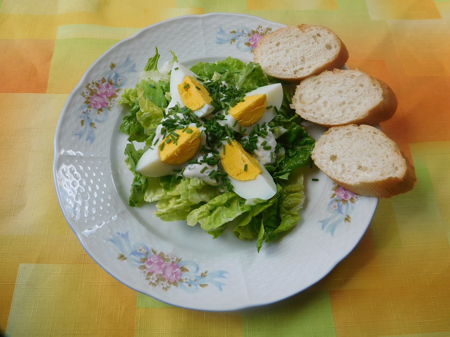 Hlávkový salát s vařenými vejci