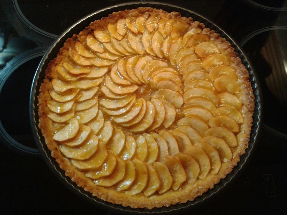 Jablečný dort s ořechy a skořicí