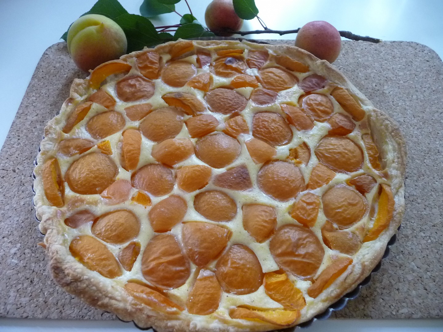Jednoduchý meruňkový koláč z listového těsta