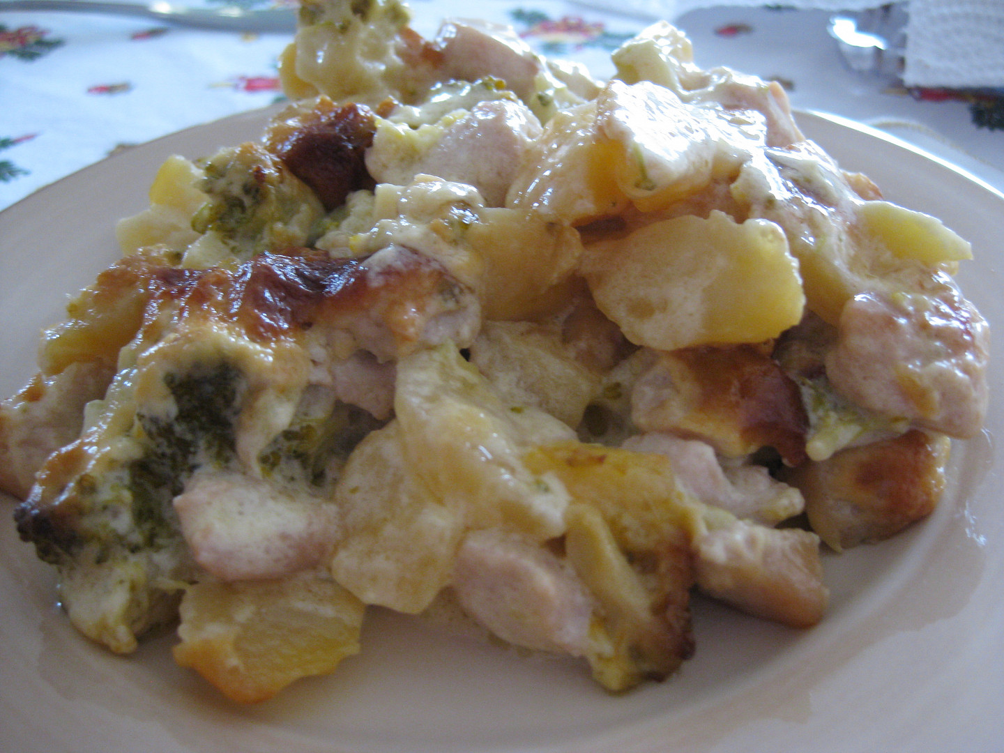 Krůtí a kuřecí prsa zapečená s brambory, brokolicí a smetanou