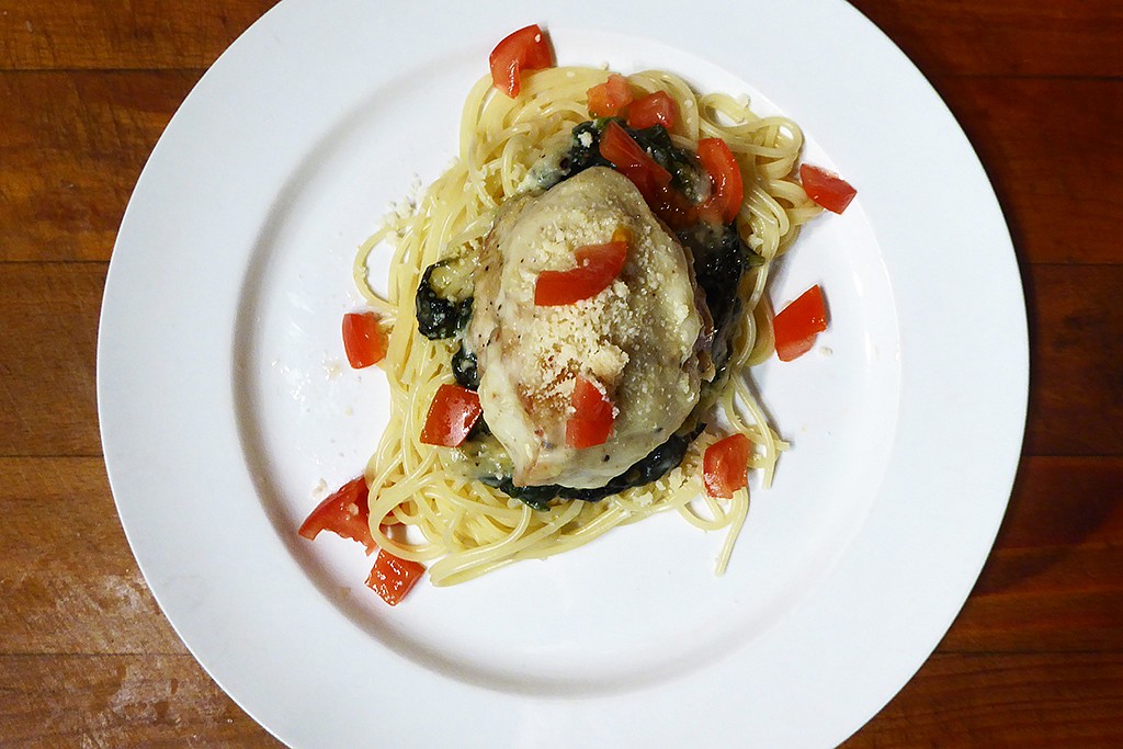 Kuře s česnekovou omáčkou zapečené na špenátu, se špagetami