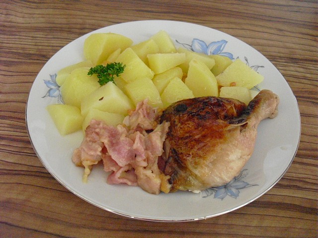 Kuře s jablky, sýrem a slaninou