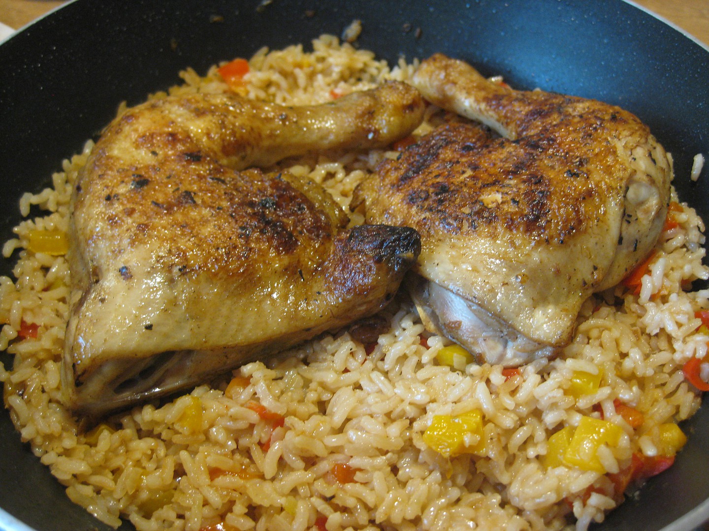 Kuřecí stehna s paprikovou rýží
