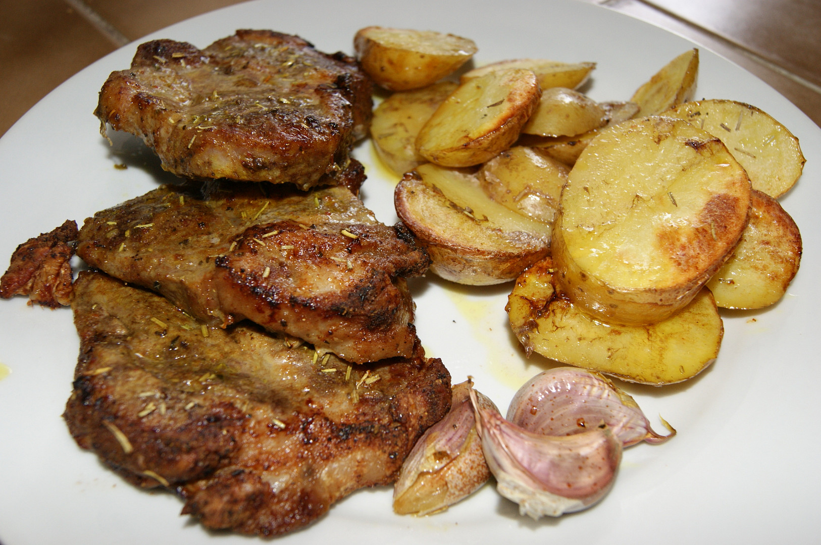 Marinovaná krkovice s pečenými brambory a česnekem