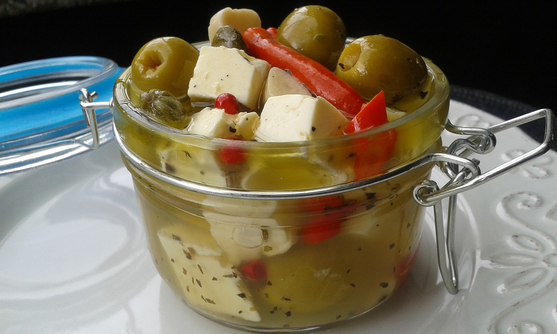 Marinované olivy se sýrem a kapary
