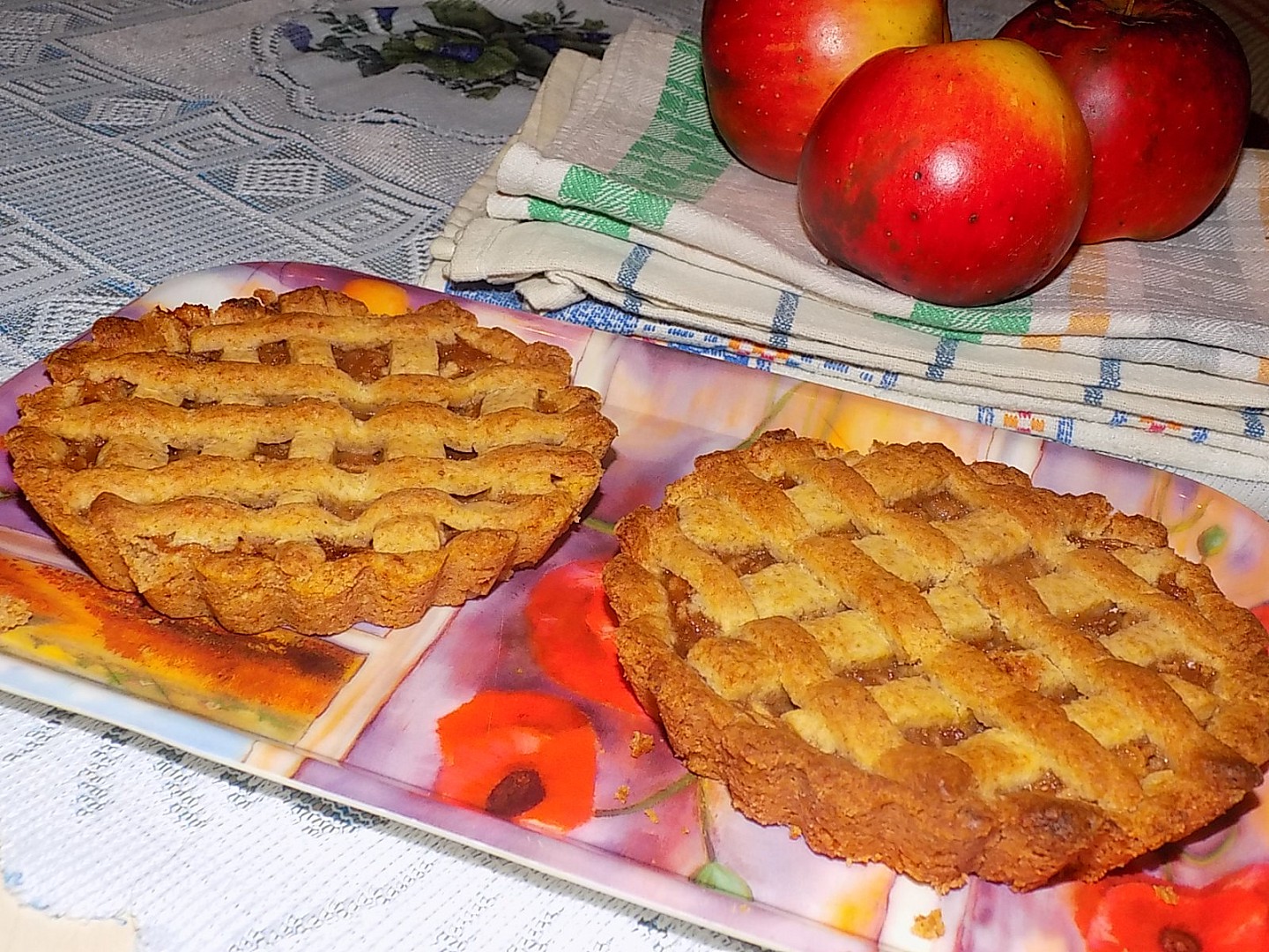 Mini koláčky z lineckého těsta s marmeládovo-jablečnou směsí