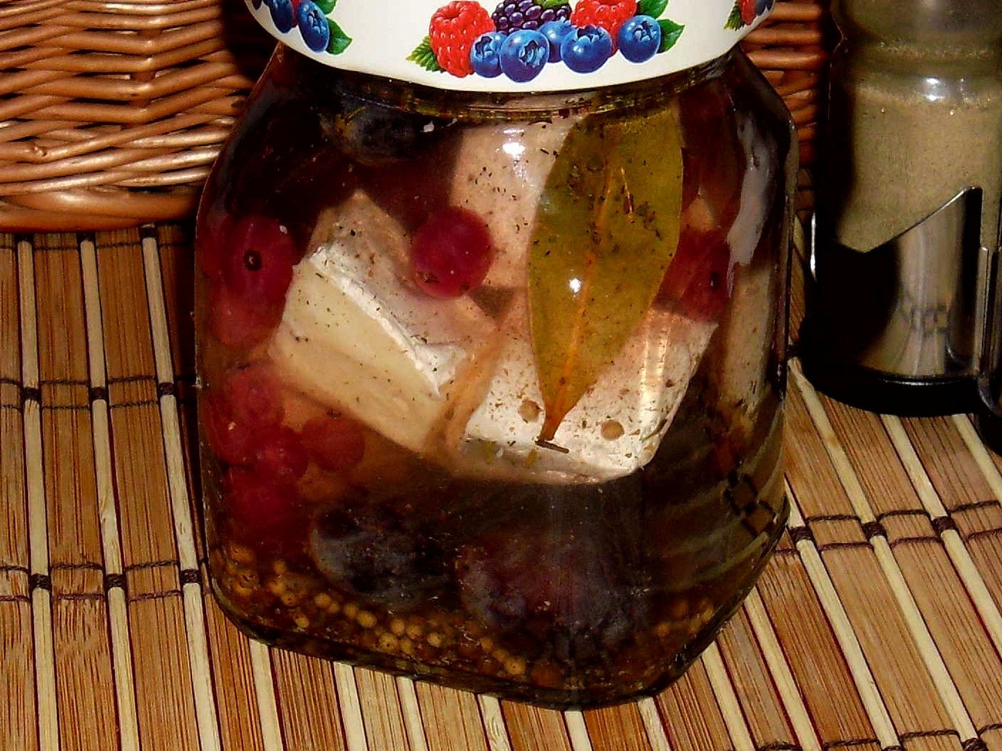 Naložený hermelín s rybízem a hroznovým vínem