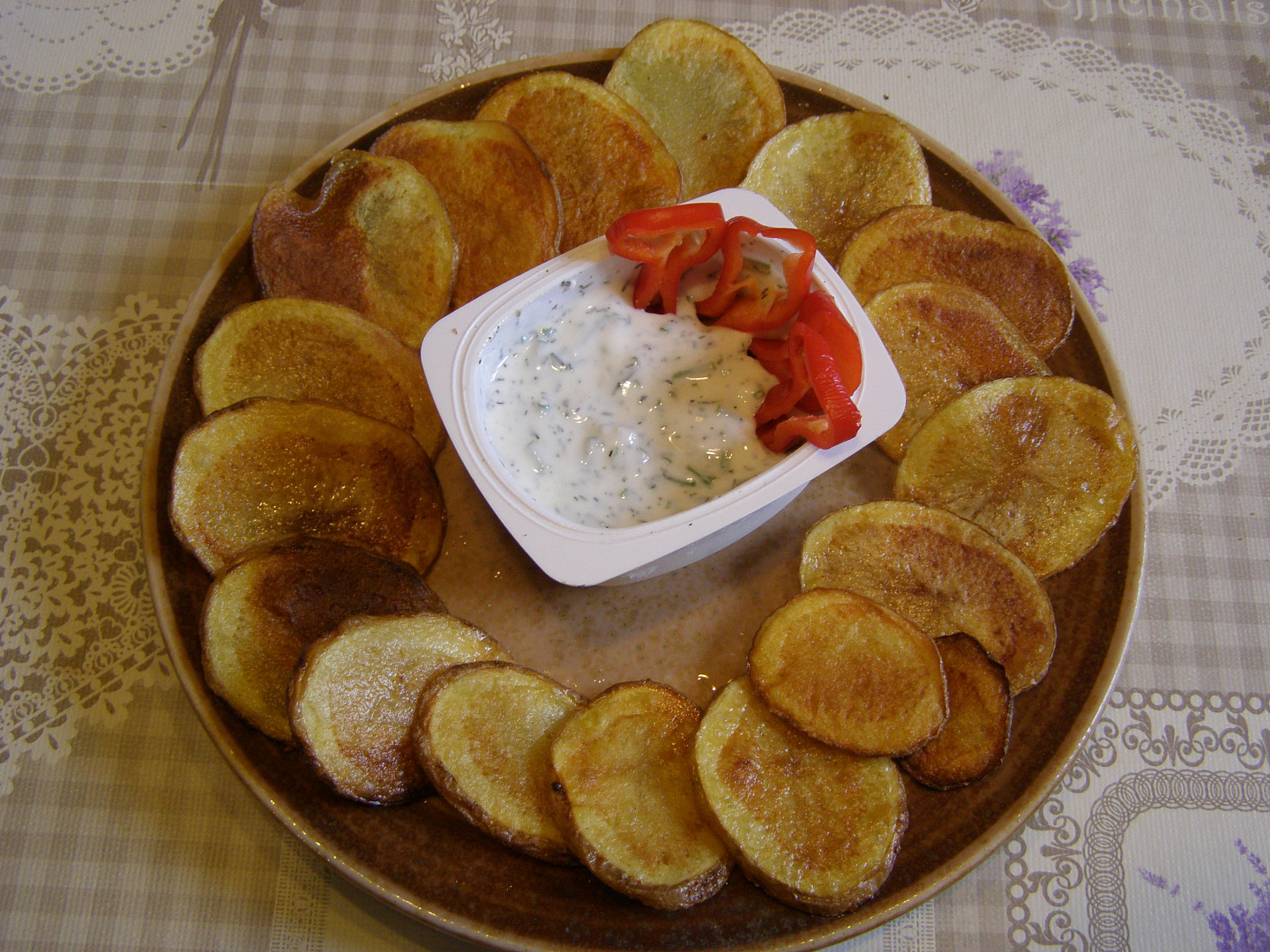 Opečené brambory s bylinkovým dipem