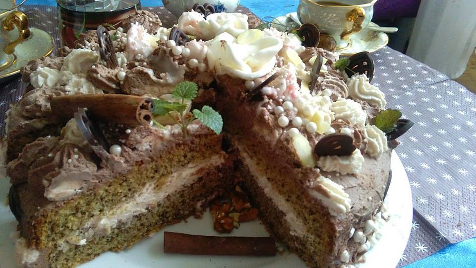 Ořechový dort s dvoubarevnou šlehačkou a růžičkami