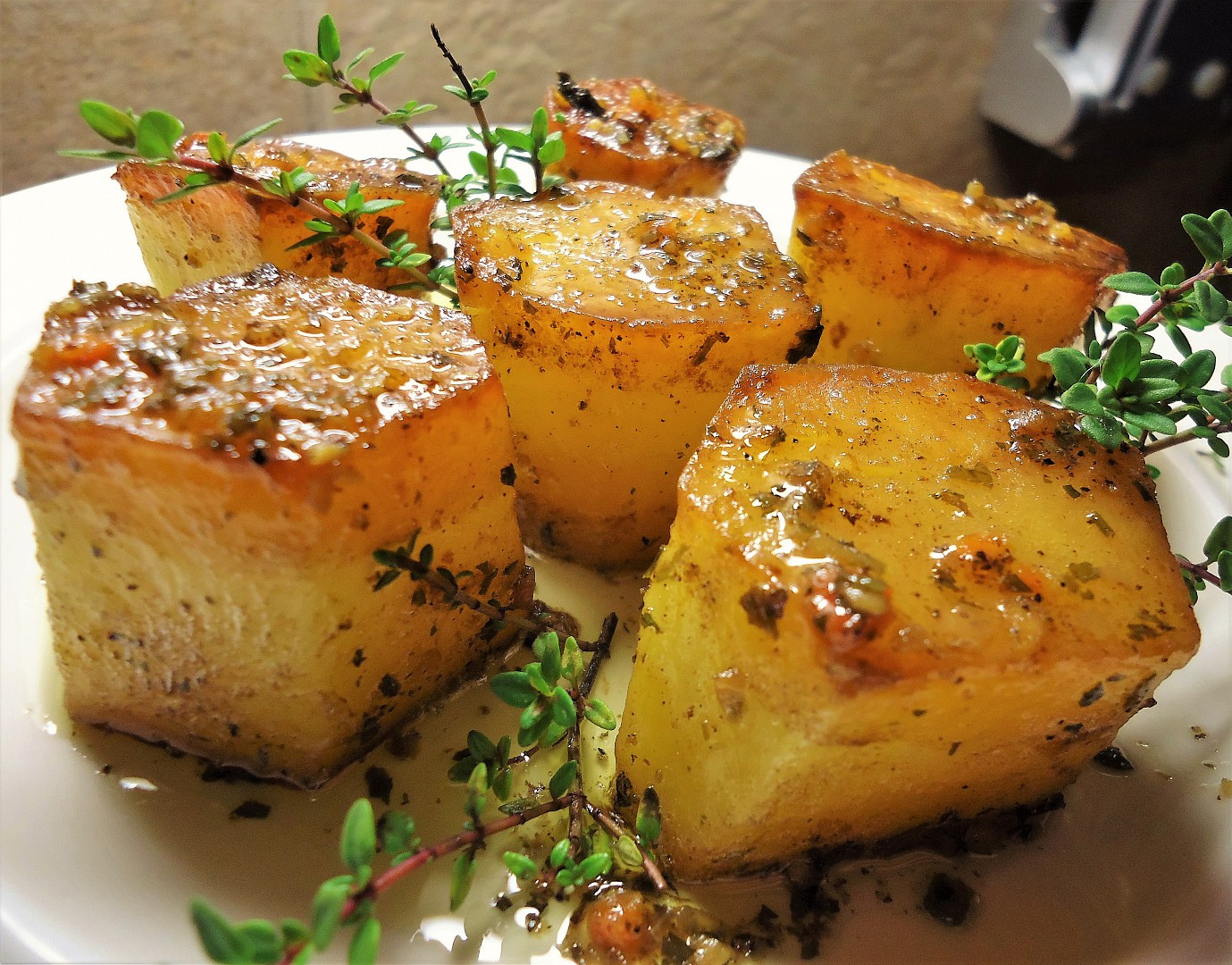 Pečené bramborové špalky s tymiánovým máslem