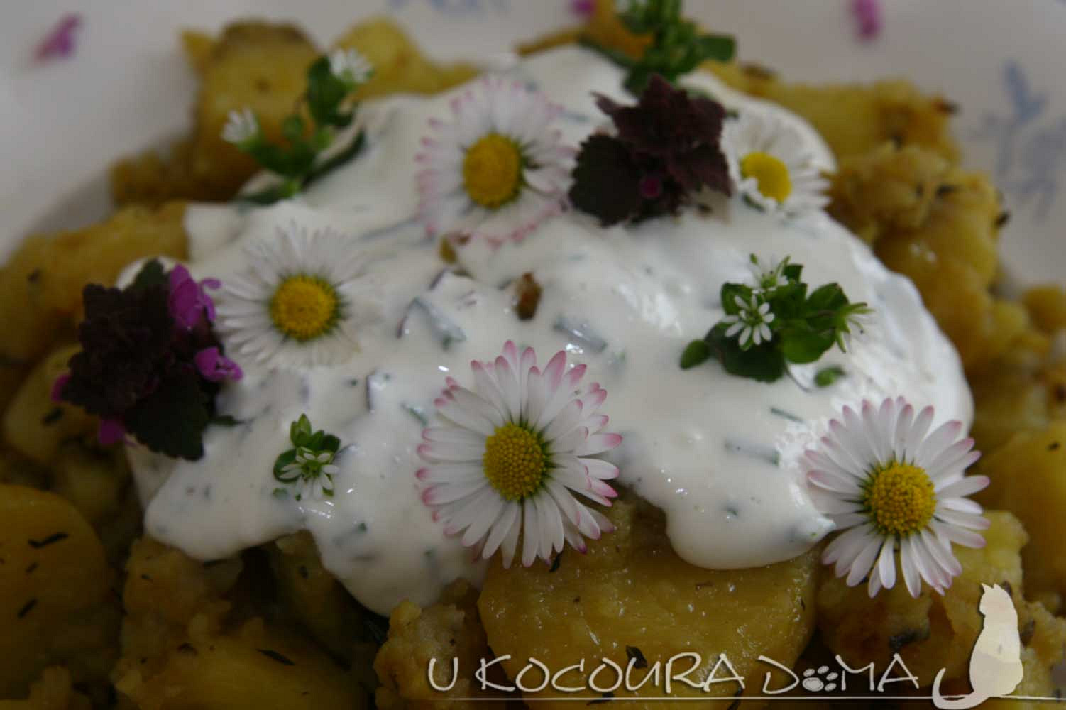 Pečené brambory na rozmarýnu s dresinkem z lučních květů