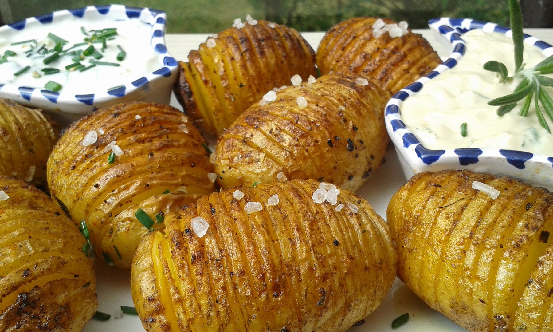 Pečené brambory se dvěma dipy