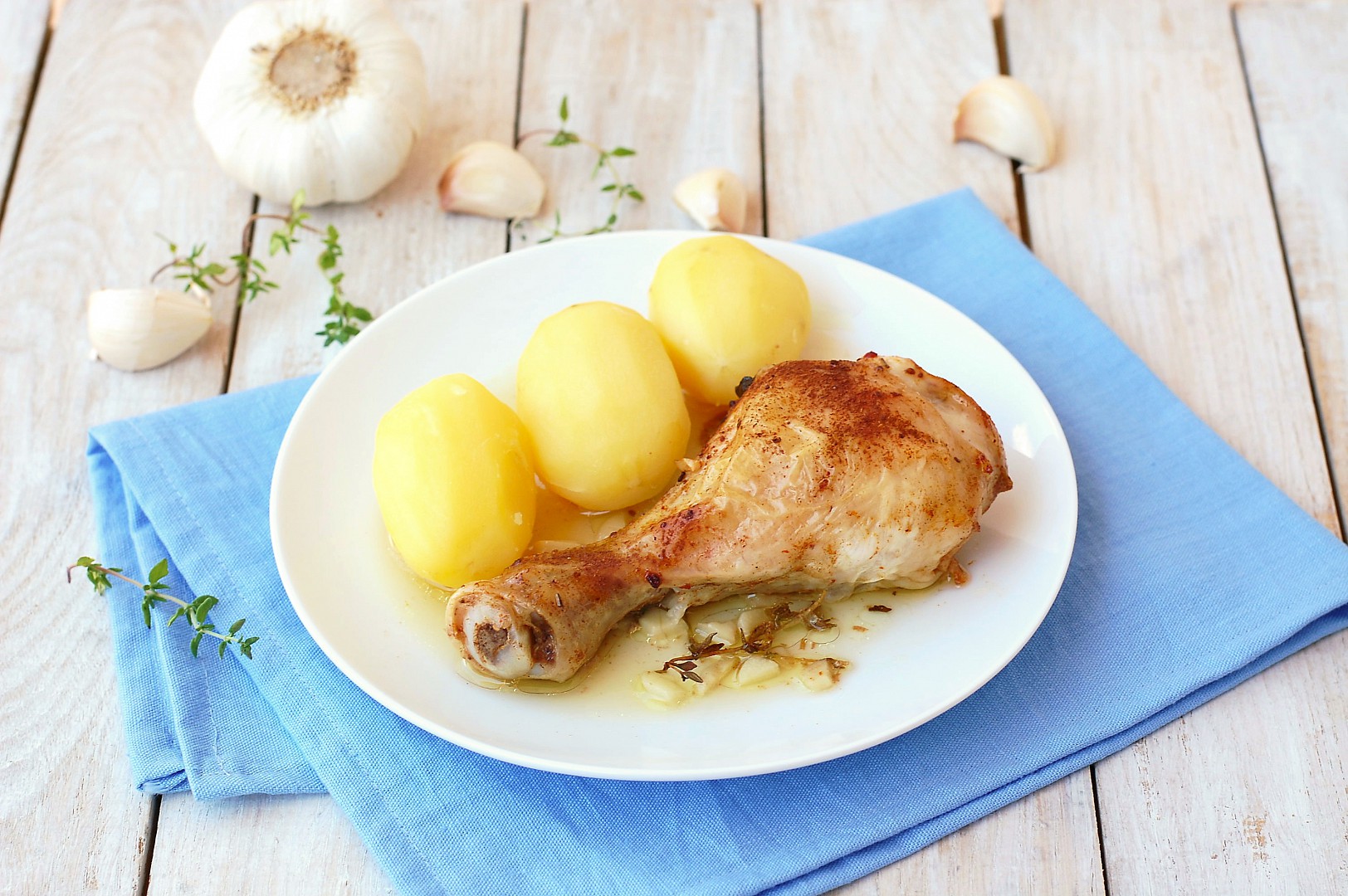 Pečené kuřecí stehno na česneku a tymiánu s brambory