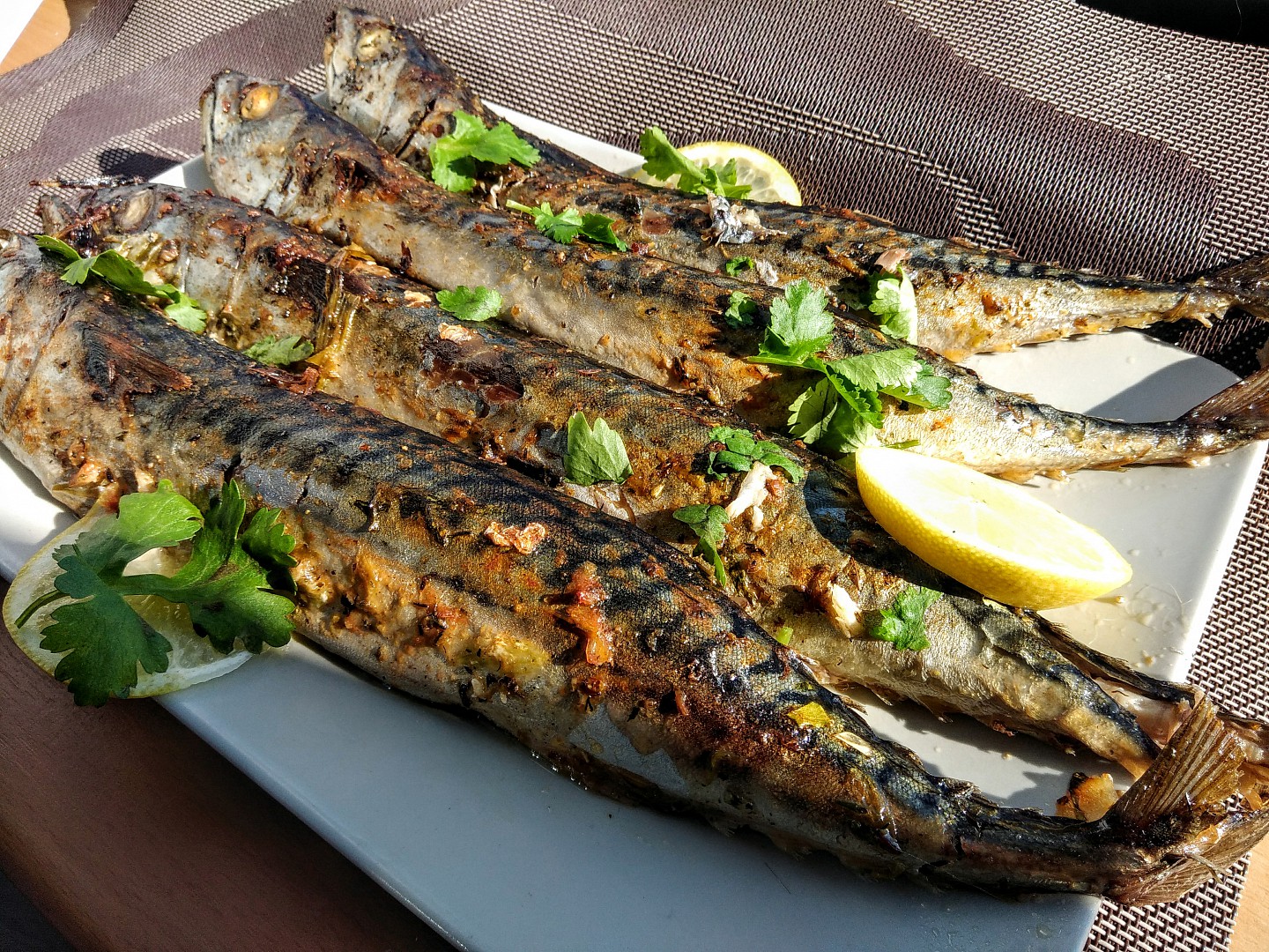 Pečené makrely v bylinkové marinádě s česnekem a olivovým olejem