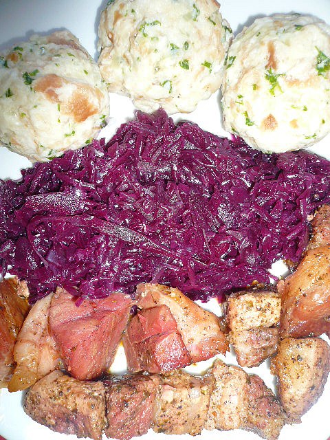 Pečené maso s bavorským knedlíkem a bavorským zelím
