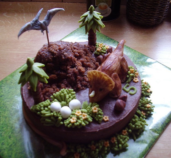 Perníkový dinosauří dort
