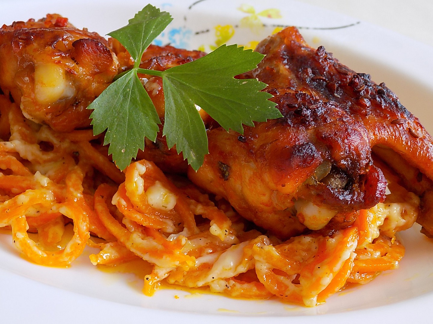 Pikantní kuřecí křídla s mrkvovými špagetami a brynzou