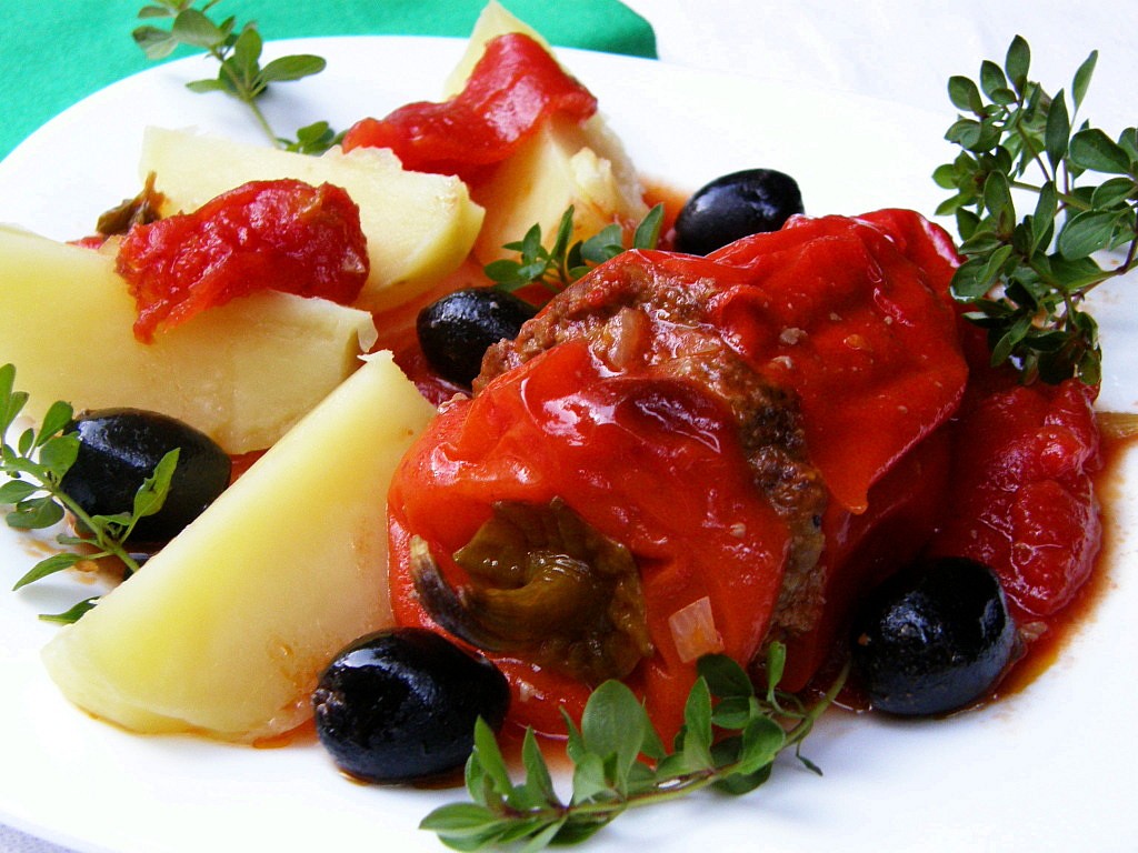 Plněný paprikový lusk na rajčatech s olivami a oreganem