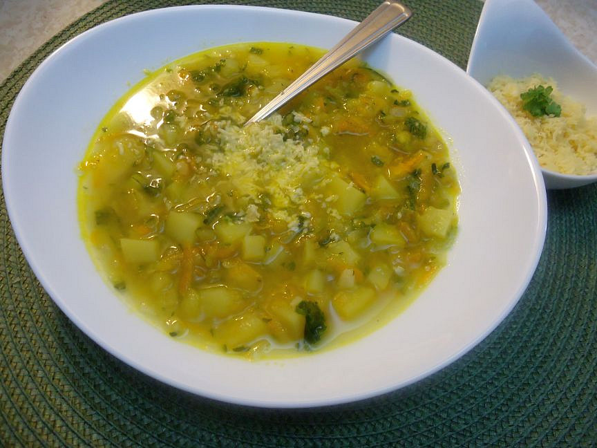 Polévka se zeleninou a sýrem