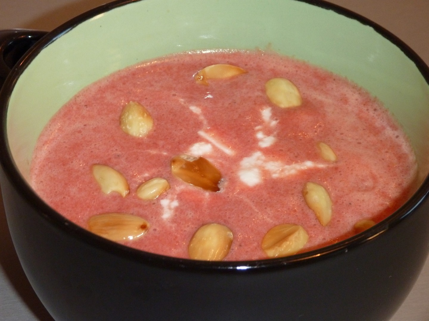 Polévka z červené řepy se šlehačkou a mandličkami
