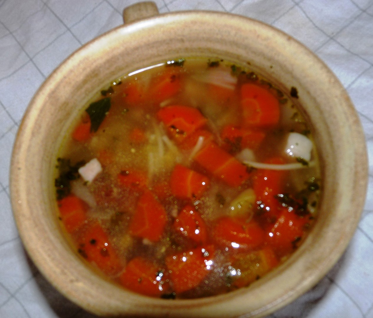 Polévka z uzeného vývaru s mrkví a brokolicí a smaženicí