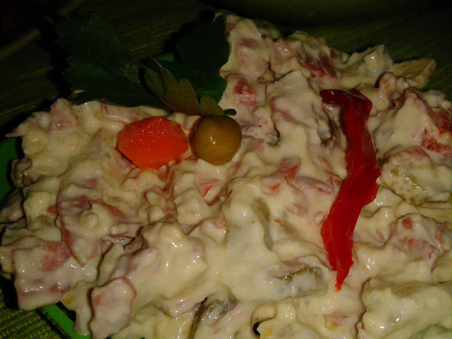 Pomazánka (i salát) Pikant“ z nivy, oříšků a malých cibulek