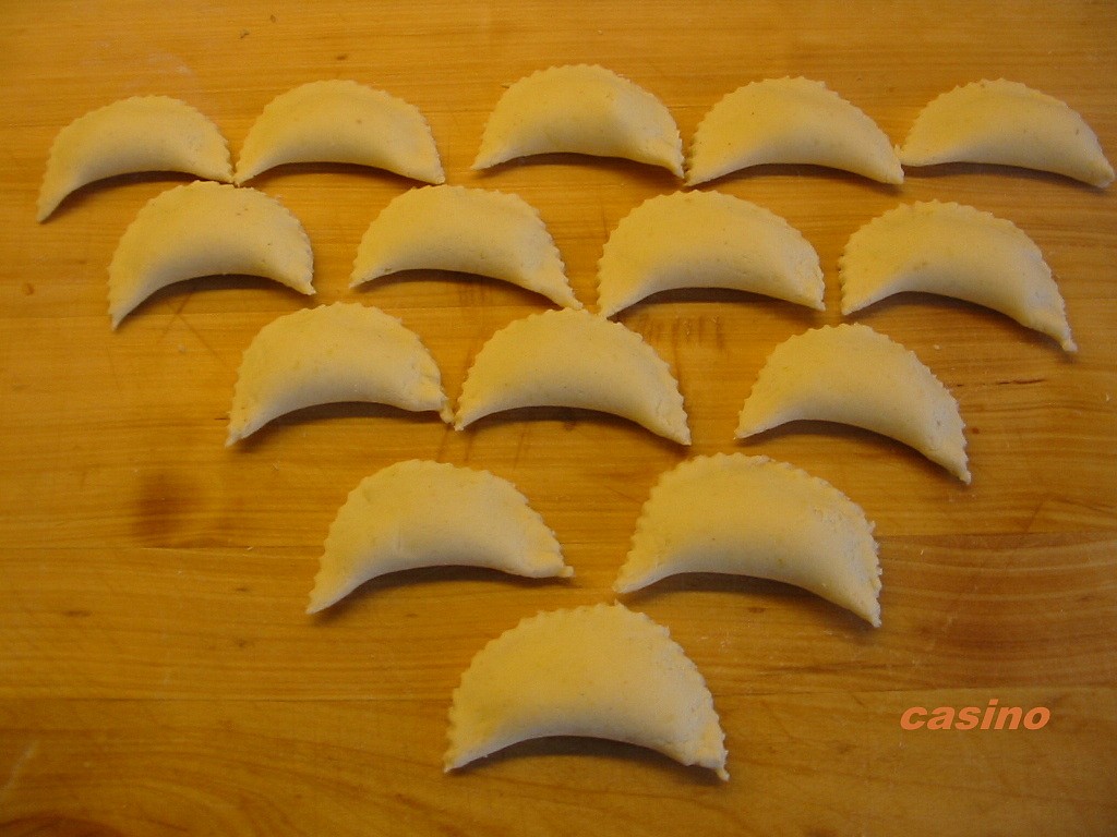 Povidlové taštičky z bramborovo-tvarohového těsta