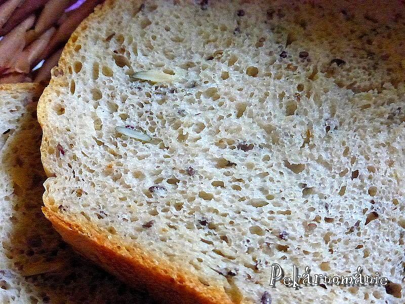 Pšenično-žitný chleba se směsí semínek