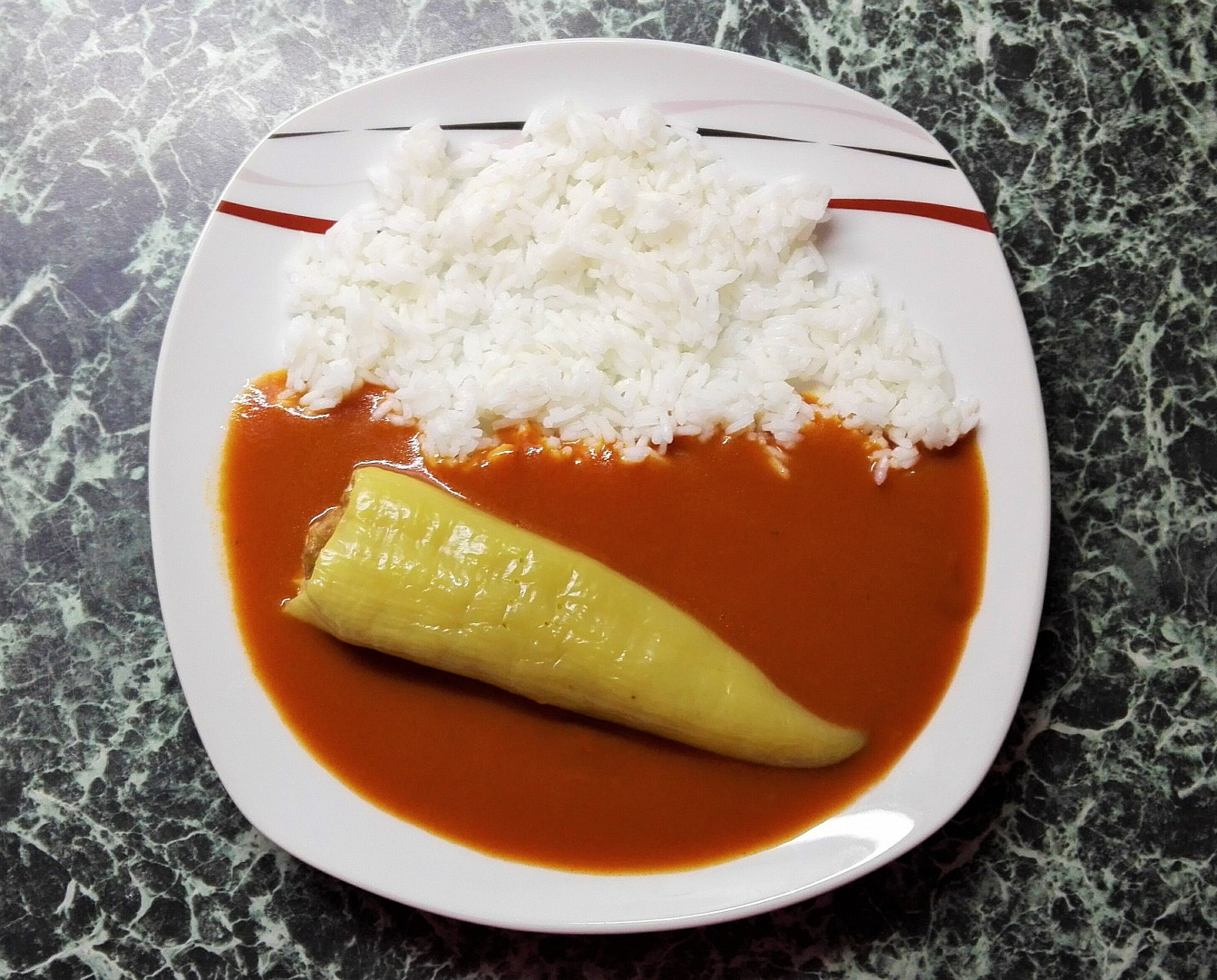 Rajská omáčka s plněnými paprikami a rýží