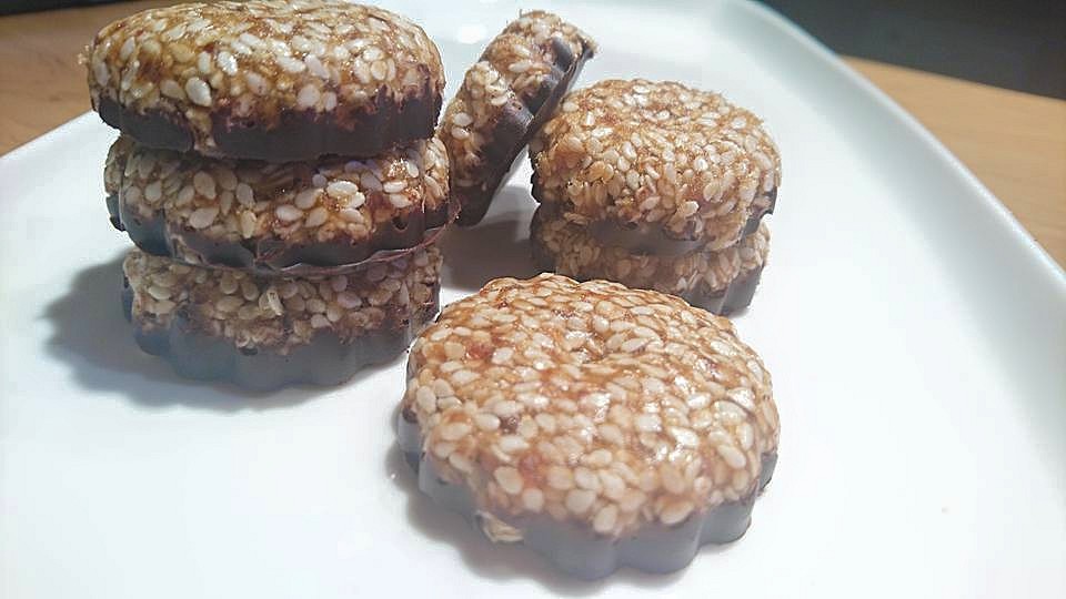 Raw fofr sezamové sušenky s čokoládou