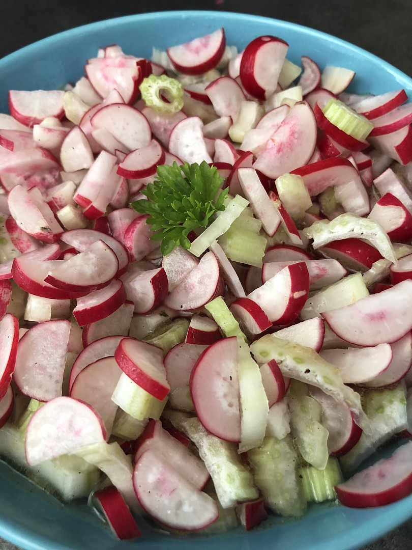 Ředkvičkový salát s řapíkatým celerem a octovou zálivkou