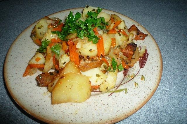 Ryba s bramborami a zeleninkou z remosky