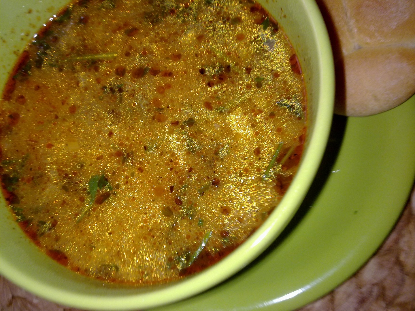 Rychlá drštková polévka na pórku, zelenin. základu s chilli papričkou