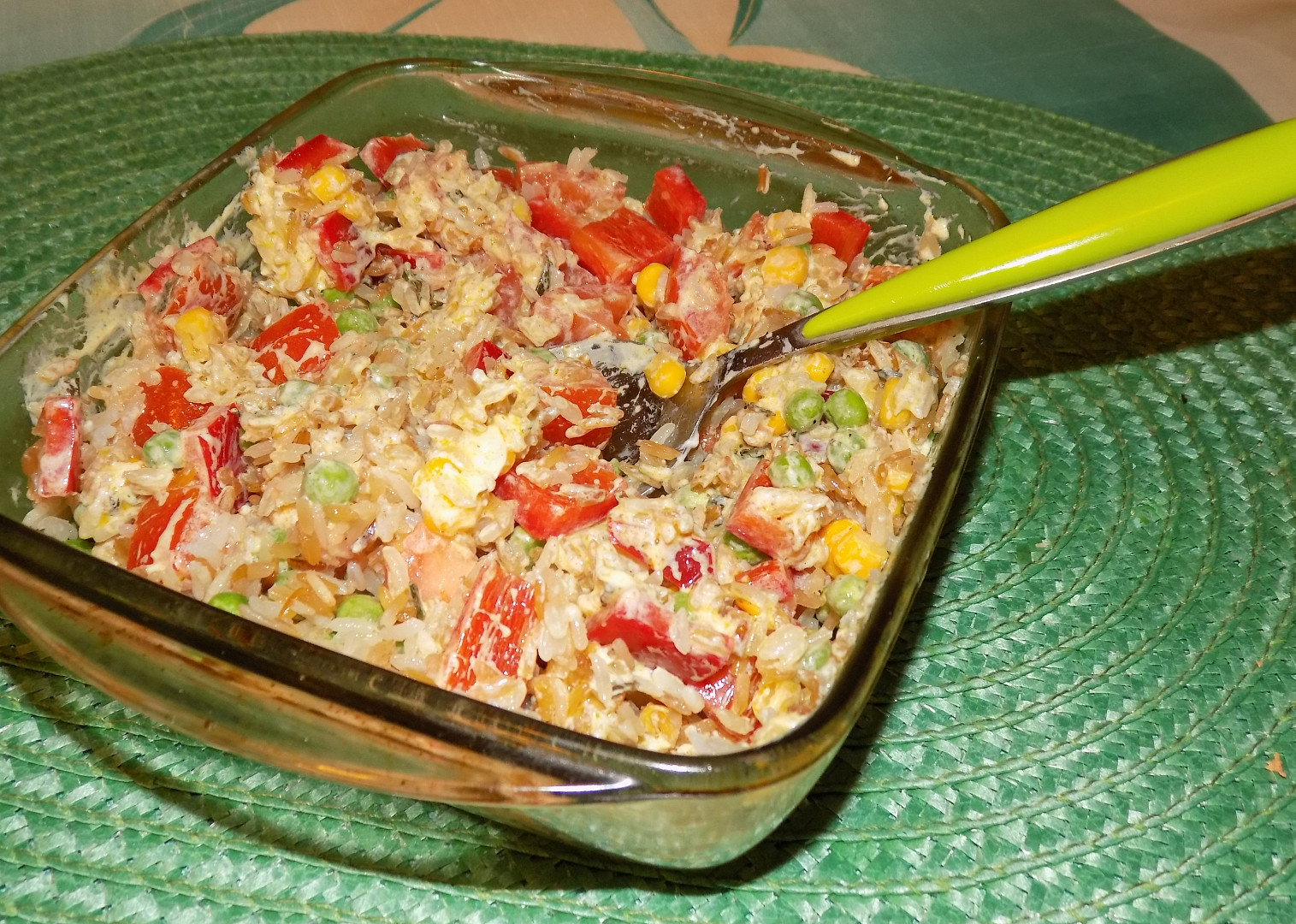 Rýžový salát s kari zálivkou