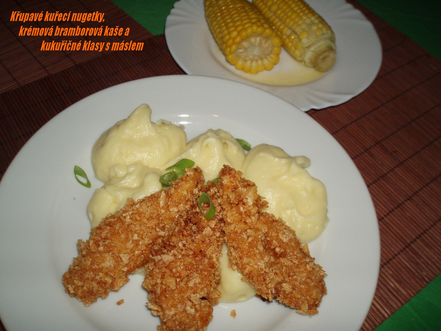 Smažené kuřecí řízečky v cornflakes s bramborovou kaší a kukuřicí