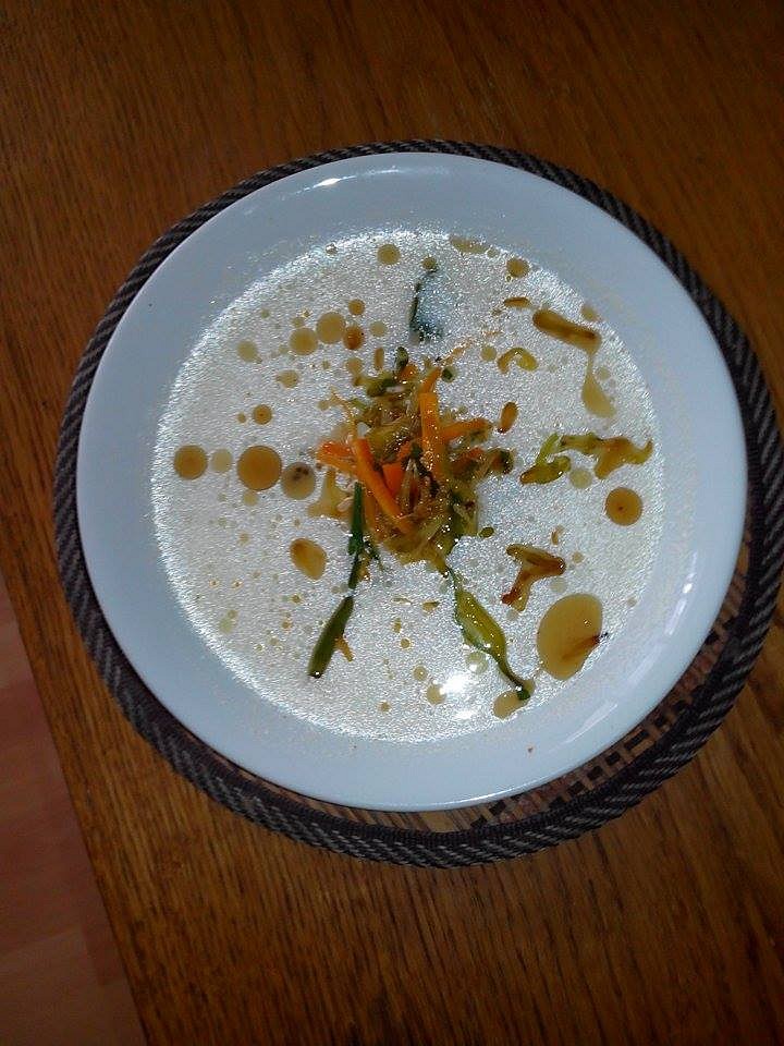 Smetanová cuketová polévka s křupavými zeleninovými nudličkami