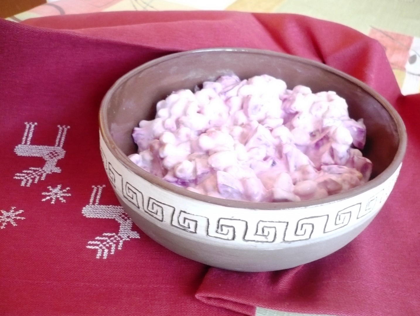 Sójový salát s červenou řepou a česnekovým dressingem