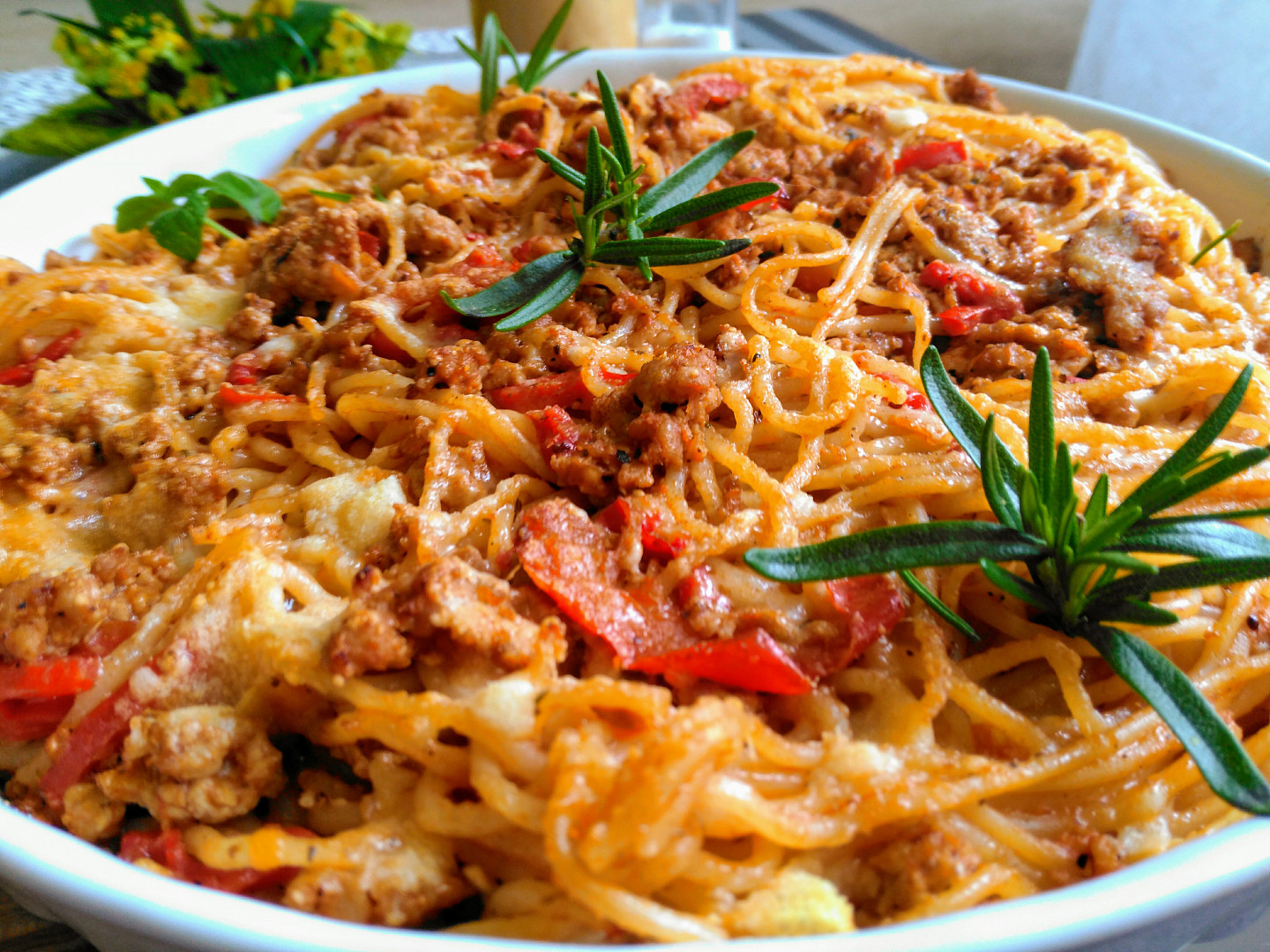 Špagety s krůtí směsí, paprikami a sýrem (na dva způsoby)