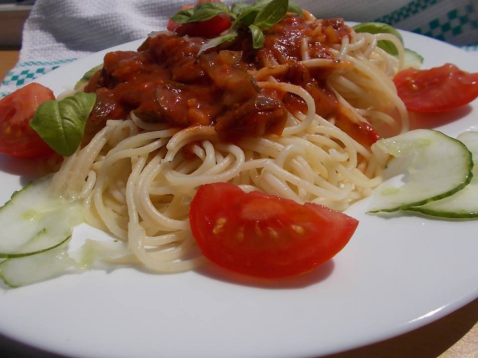 Špagety s omáčkou z rajčat, mletého masa a okurek