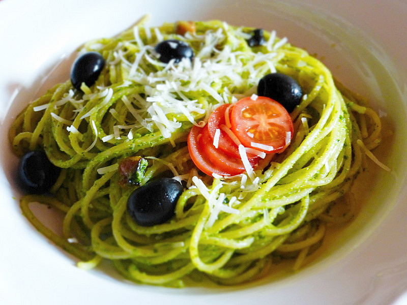 Špagety s rukolovým pestem a černými olivami